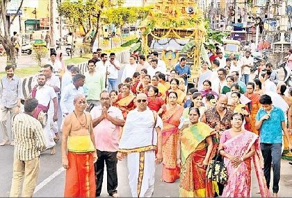 స్వర్ణకవచంతో దుర్గమ్మ దర్శనం