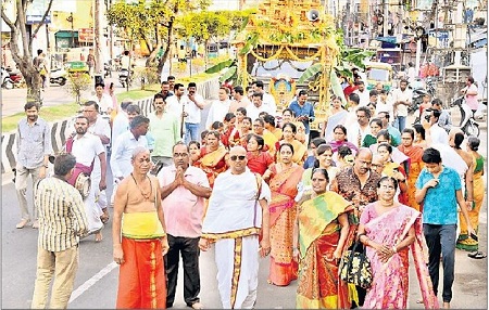 స్వర్ణకవచంతో దుర్గమ్మ దర్శనం