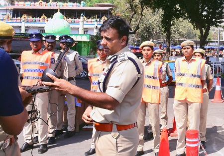 టూరిస్ట్.. పోలీస్