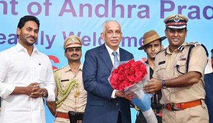 నూతన గవర్నర్ అబ్దుల్ నజీర్ గారికి పుష్పగుచ్ఛం అందజేస్తున్న సీపీ శ్రీ కాంతి రాణా టాటా, ఐపీఎస్ గారు