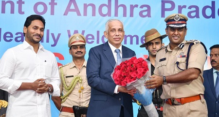 నూతన గవర్నర్ అబ్దుల్ నజీర్ గారికి పుష్పగుచ్ఛం అందజేస్తున్న సీపీ శ్రీ కాంతి రాణా టాటా, ఐపీఎస్ గారు