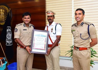 పీఎం లైఫ్ సేవింగ్ మెడల్ అందుకున్న ఆర్.ఎస్.ఐ శ్రీ అర్జున రావును అభినందించిన సీపీ శ్రీ కాంతి రాణా టాటా ఐపీఎస్ గారు