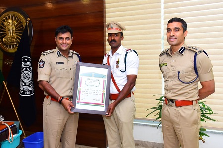 పీఎం లైఫ్ సేవింగ్ మెడల్ అందుకున్న ఆర్.ఎస్.ఐ శ్రీ అర్జున రావును అభినందించిన సీపీ శ్రీ కాంతి రాణా టాటా ఐపీఎస్ గారు