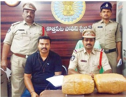 4 కేజీల గంజాయి స్వాధీనం, అరెస్టు