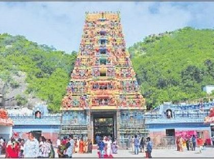 అంతరాలయ దర్శనానికి సంప్రదాయ దుస్తులు