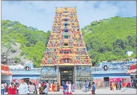 అంతరాలయ దర్శనానికి సంప్రదాయ దుస్తులు