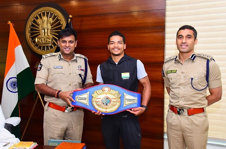 బాక్సర్ విక్రమ్ ను అభినందించిన పోలీస్ కమీషనర్ శ్రీ కాంతి రాణా టాటా ఐపీఎస్ గారు