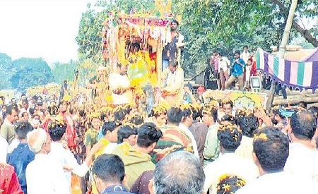 గ్రామోత్సవం.. భక్త నీరాజనం