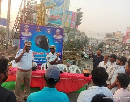 జాతీయ రహదారి భద్రతా వారోత్సవాలలో వాహనదారులకు హెల్మెట్ ధారణపై అవగాహన
