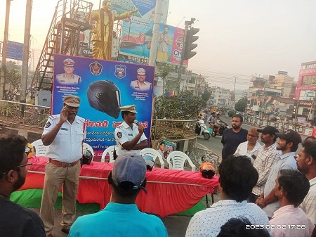 జాతీయ రహదారి భద్రతా వారోత్సవాలలో వాహనదారులకు హెల్మెట్ ధారణపై అవగాహన