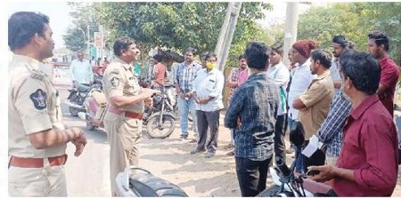 హెల్మెట్ తోనే ప్రాణాలకు రక్షణ
