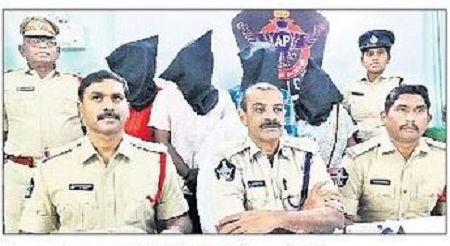 హత్య కేసులో నిందితుల అరెస్టు