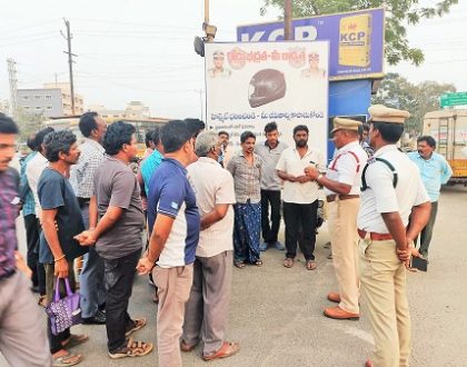 జాతీయ రహదారి భద్రతా వారోత్సవాలలో వాహనదారులకు హెల్మెట్ ధారణపై అవగాహన
