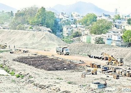 శరవేగంగా రిటైనింగ్ వాల్ నిర్మాణం