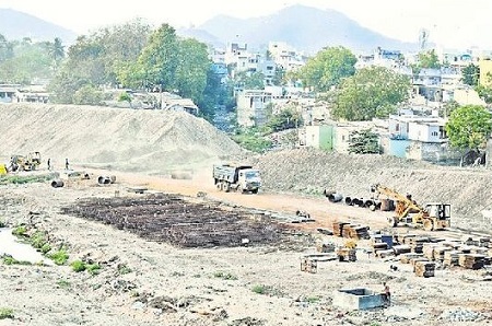 శరవేగంగా రిటైనింగ్ వాల్ నిర్మాణం