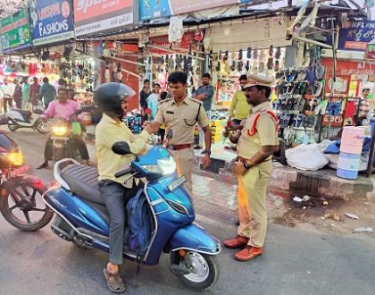 జాతీయ రహదారి భద్రతా వారోత్సవాలలో వాహనదారులకు హెల్మెట్ ధారణపై అవగాహన కల్పించిన ఎన్టీర్ జిల్లా పోలీసులు