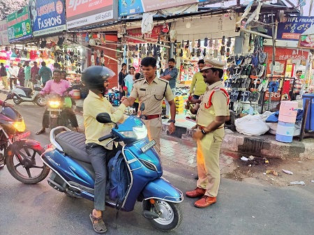 జాతీయ రహదారి భద్రతా వారోత్సవాలలో వాహనదారులకు హెల్మెట్ ధారణపై అవగాహన కల్పించిన ఎన్టీర్ జిల్లా పోలీసులు