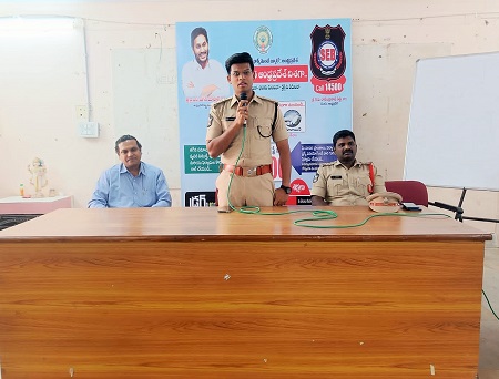 జాతీయ రహదారి భద్రతా వారోత్సవాలలో వాహనదారులకు హెల్మెట్ ధారణపై అవగాహన