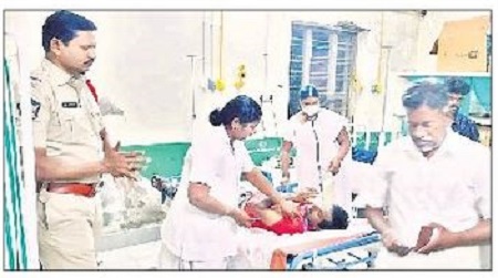 మానవత్వం చాటుకున్న మైలవరం ఎస్ఐ