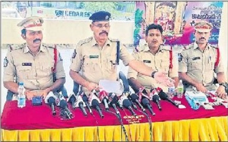 నలుగురు గంజాయి విక్రేతల అరెస్ట్
