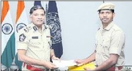 ఏఆర్ కానిస్టేబుల్ కు నగదు పురస్కారం