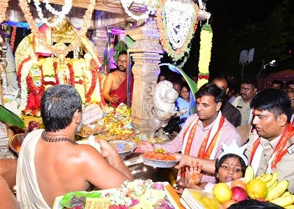 ఉగాది పర్వదిన సందర్భంగ అమ్మవారికి  పట్టు వస్త్రాలు సమర్పించిన నగర పోలీస్ కమీషనర్  శ్రీ కాంతి రాణా టాటా ఐ.పి.ఎస్., గారు