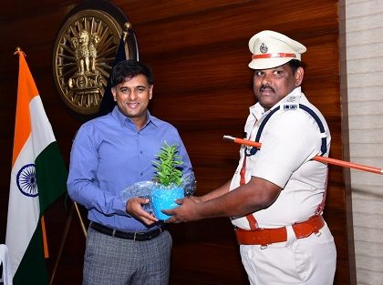 ఐ.పి.యస్. గా పదోన్నతి పొందిన  సందర్భంగా  ఎన్.టి.ఆర్. జిల్లా పోలీస్ కమీషనర్ శ్రీ కాంతి రాణా టాటా ఐ.పి.యస్., గారిని మర్యాదపూర్వకంగా కలిసిన ఎస్.పి.లు.