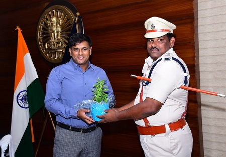 ఐ.పి.యస్. గా పదోన్నతి పొందిన  సందర్భంగా  ఎన్.టి.ఆర్. జిల్లా పోలీస్ కమీషనర్ శ్రీ కాంతి రాణా టాటా ఐ.పి.యస్., గారిని మర్యాదపూర్వకంగా కలిసిన ఎస్.పి.లు.