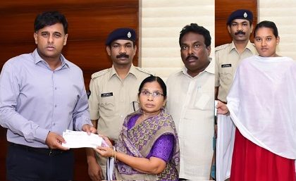 చనిపోయిన సిబ్బంది కుటుంబాలకు నగదు చెక్కులను అందించిన పోలీస్ కమీషనర్ శ్రీ కాంతి రాణా టాటా ఐపీఎస్‌గారు