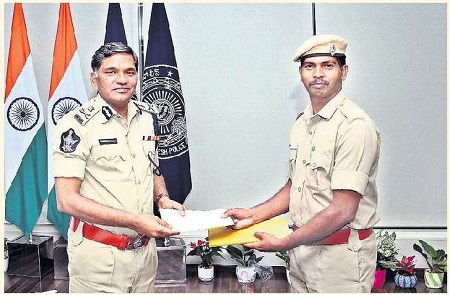 స్ఫూర్తిగా నిలిచిన ఏఆర్ కానిస్టేబుల్ సాహసం