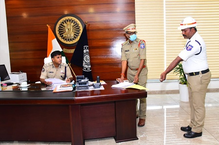 "పోలీస్ వెల్ఫేర్ డే" కార్యక్రమంలో "21" ఫిర్యాదులను స్వీకరించిన నగర పోలీస్ కమీషనర్ శ్రీ క్రాంతి రాణా టాటా ఐ.పి.ఎస్.గారు