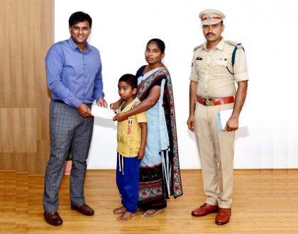 హోంగార్డు కుటుంబానికి ఆర్థిక సాయం అందజేత