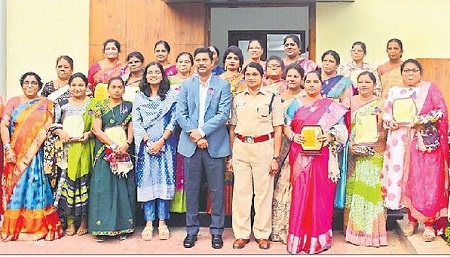 సమాజంలో మహిళలదే కీలక పాత్ర