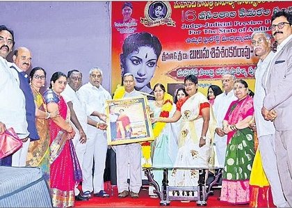 నటి సావిత్రి జీవితం కళకే అంకితం