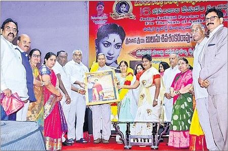 నటి సావిత్రి జీవితం కళకే అంకితం