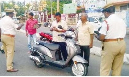 ద్విచక్ర వాహనదారులు పెండింగ్ చలానాలు చెల్లించాలి