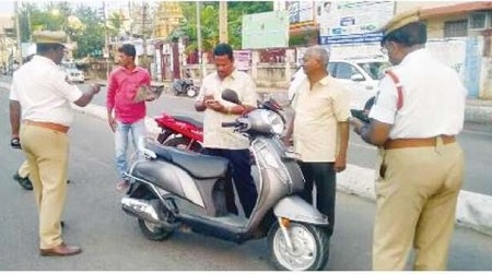 ద్విచక్ర వాహనదారులు పెండింగ్ చలానాలు చెల్లించాలి