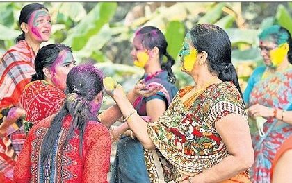 సందడిగా రంగుల పండుగ