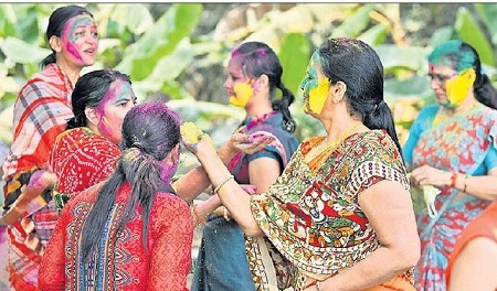 సందడిగా రంగుల పండుగ
