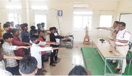 ట్రాఫిక్ నిబంధనలు ఖచ్చితంగా పాటించాలి