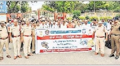 వాహనచోదకులు హెల్మెట్ ధరించాలి