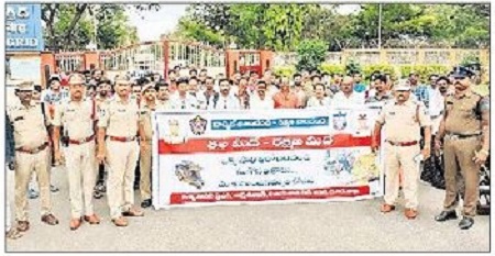 వాహనచోదకులు హెల్మెట్ ధరించాలి