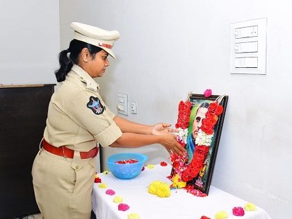 పొట్టి శ్రీ రాములు వారి చిత్రపటం వద్ద నివాళులర్పిస్తున్న డీసీపీ శ్రీమతి డి.మేరీ ప్రశాంతి, ఐపీఎస్‌ గారు