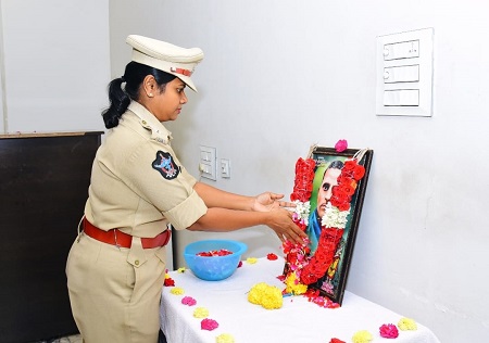 పొట్టి శ్రీ రాములు వారి చిత్రపటం వద్ద నివాళులర్పిస్తున్న డీసీపీ శ్రీమతి డి.మేరీ ప్రశాంతి, ఐపీఎస్ గారు