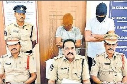 పోలీసుల అదుపులో గంజాయి తాగిన వ్యక్తులు