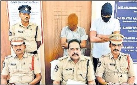 పోలీసుల అదుపులో గంజాయి తాగిన వ్యక్తులు
