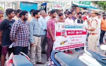 హెల్మెట్ వాడకంపై అవగాహన