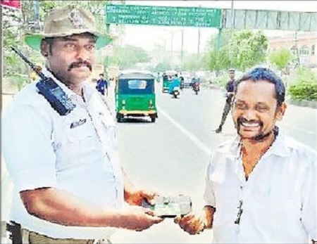 హోంగార్డు నిజాయతీ