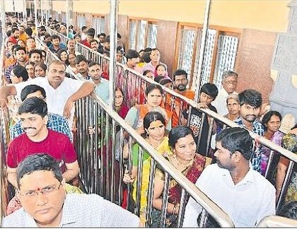 దుర్గమ్మ సన్నిధిలో భక్తుల రద్దీ