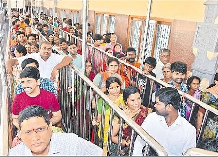 దుర్గమ్మ సన్నిధిలో భక్తుల రద్దీ